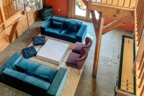 Bright Fun Four Bedroom Cabin with Pool